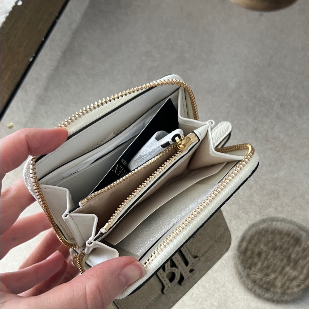 Ralph Lauren White Leather Wallet with Gold Accents - Picture 3 of 3